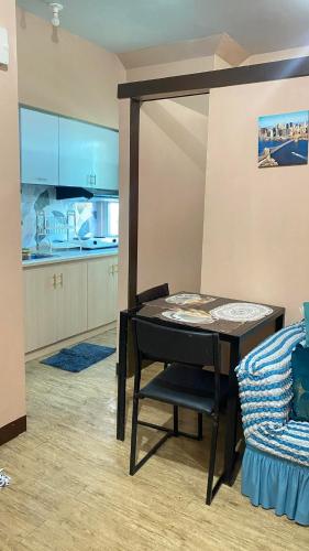 マニラにあるtransient room anuva condominiumのキッチン(テーブル、椅子付)