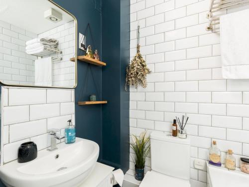 Ένα μπάνιο στο Self Contained 1Bed with Parking Leamington Spa Pass the Keys