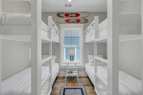 Katil atau katil-katil dalam bilik di Grand Pavilion 35 by Wild Dunes, Luxury Home in Resort Core with Amenity Access