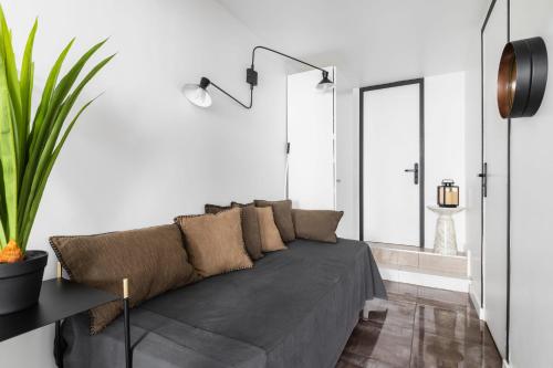 un salon avec un canapé et une fenêtre dans l'établissement 2 pieces Belleville refait neuf 6 pers - paris 19, à Paris