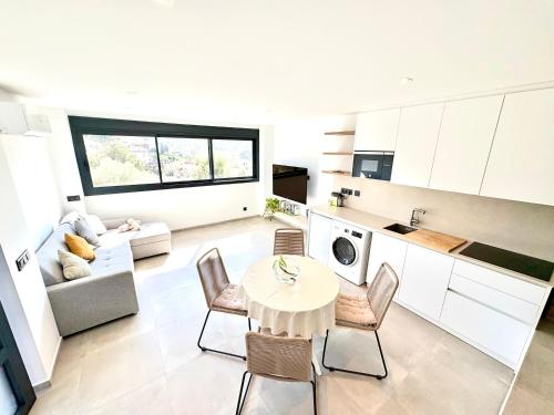 a kitchen and living room with a table and chairs at Pandi's Place in Sant Pere de Ribes