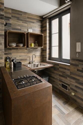 a kitchen with a stove and a sink at Mondello's Pearl in Mondello