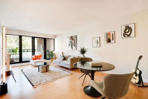 Spacieux 2 pièces rénové avec terrasse et parking proche La Défense