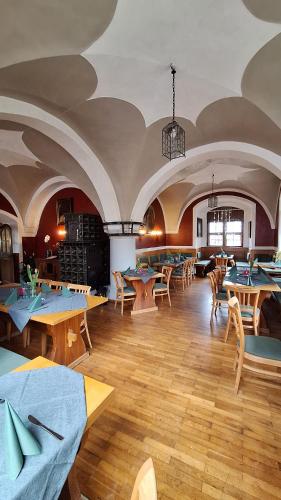 een restaurant met tafels en stoelen in een kamer bij Schlosshotel Harburg in Harburg