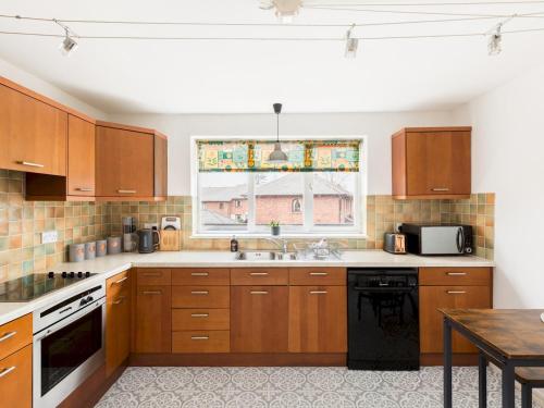 Η κουζίνα ή μικρή κουζίνα στο 2 Bed Flat in Leamington Spa Pass the Keys