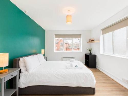 Ένα ή περισσότερα κρεβάτια σε δωμάτιο στο 2 Bed Flat in Leamington Spa Pass the Keys
