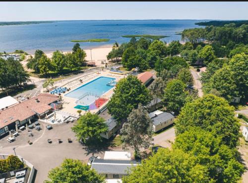 une vue aérienne d'un complexe hôtelier avec piscine et plage dans l'établissement chez Sodam by siblu, à Parentis-en-Born
