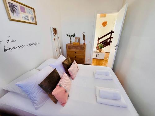 - un lit blanc avec des oreillers dans l'établissement Le Wood, entre centre ville et plage, à Mers-les-Bains