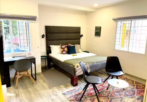 Postel nebo postele na pokoji v ubytování Yellow Door Hotels