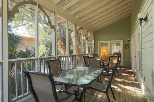 un balcón con mesa y sillas en el porche en Grand Pavilion 83 by Wild Dunes, en Isle of Palms