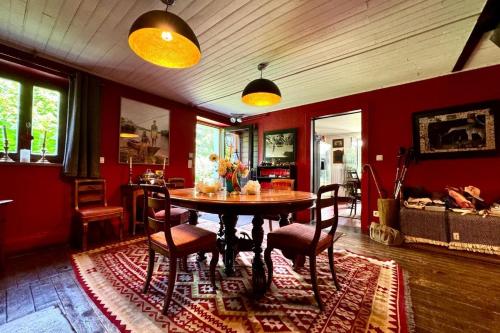 Photo de la galerie de l'établissement Authentic farmhouse with large garden, aux Houches