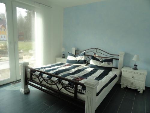 une chambre avec un lit et une fenêtre dans l'établissement Haus Lütti, à Glowe