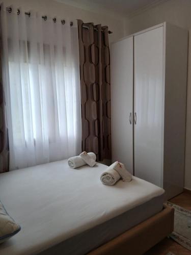 Ένα ή περισσότερα κρεβάτια σε δωμάτιο στο Vila Zeni Zoto, Private Room featuring panoramic views from Terrace and Balcony