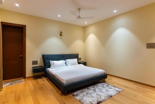 a bedroom with a bed and a door at Vista 98 in Rākhi