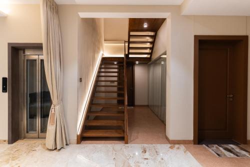 a staircase in a house with white walls at Vista 98 in Rākhi