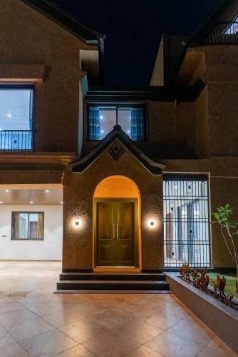 a house with a green door in the middle at Vista 98 in Rākhi