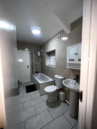 Ένα μπάνιο στο Bright & Spacious 4 Double Bedroom Home for 8 People