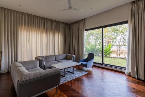 a living room with a couch and a table at Vista 98 in Rākhi