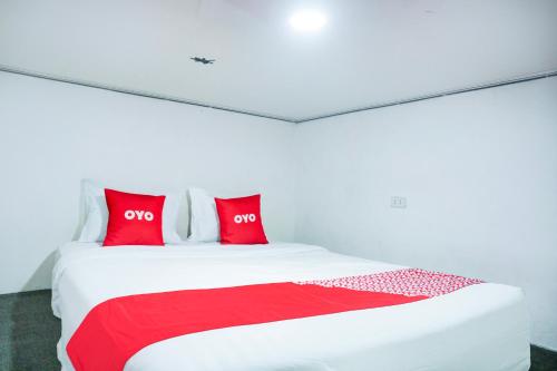 Letto o letti in una camera di Hotel O Teluk Betung Near Water Park Lembah Hijau Formerly Kanajiwa Guesthouse 2