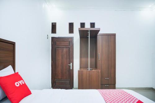 Letto o letti in una camera di Hotel O Teluk Betung Near Water Park Lembah Hijau Formerly Kanajiwa Guesthouse 2
