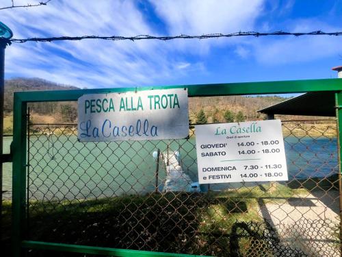 a fence with a sign in front of a lake at Monte Paradiso Agriturismo in Pietralunga