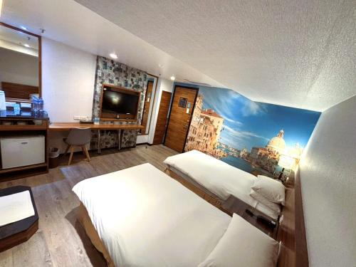 a hotel room with two beds and a desk at 雲沐行旅 Hotel Cloud Arena-Daan in Taipei