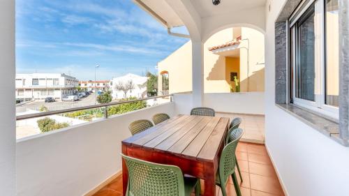 Sunny 3BDR Apt with Pool in Ferreiras by LovelyStay