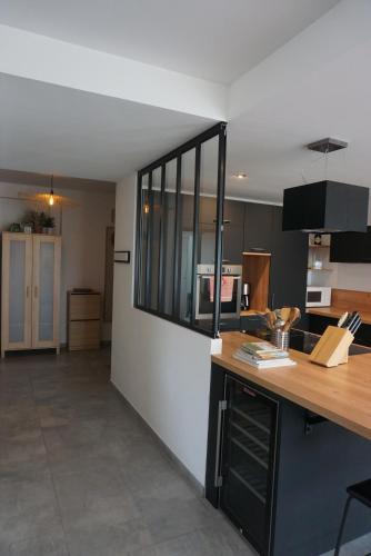 Una cocina o zona de cocina en Entre vignes et châteaux - charmante maison au calme, idéale pour famille ou entre amis - parking gratuit