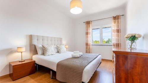 Sunny 3BDR Apt with Pool in Ferreiras by LovelyStay