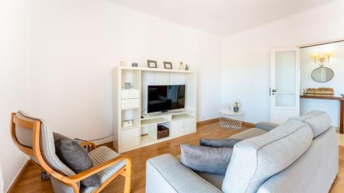 Sunny 3BDR Apt with Pool in Ferreiras by LovelyStay