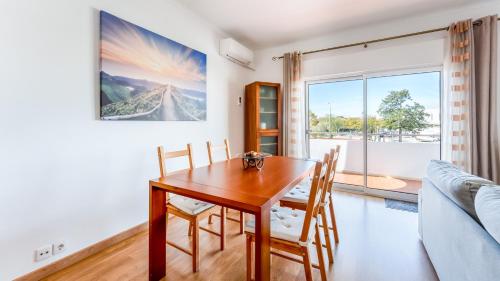 Sunny 3BDR Apt with Pool in Ferreiras by LovelyStay