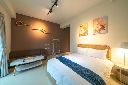 a bedroom with a bed and a bench in it at 寵物友善-無門禁24小時進出-享受一下民宿-免費停車 in Chung-ho