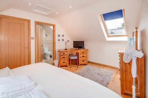 Un pat sau paturi într-o cameră la Kinnen Cottage
