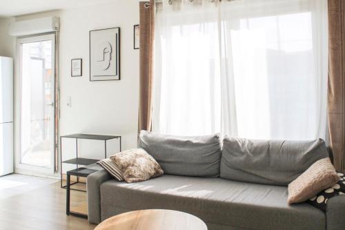 - un salon avec un canapé en face d'une fenêtre dans l'établissement T3 apartment with Wifi near Paris, à Bobigny