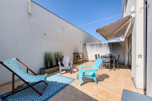 d'une terrasse avec deux chaises et une table. dans l'établissement Maison Epica - Welkeys, à Saint-Pierre-dʼOléron