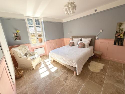 une chambre avec un lit et une chaise dedans dans l'établissement Gîte de La Tour, à Saint-Guilhem-le-Désert