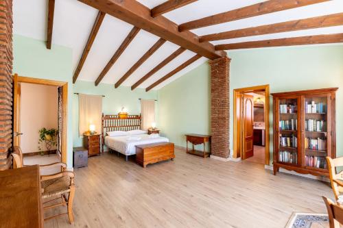 Un dormitorio con una cama y una estantería. en Villa Aurora, en Santa Fe de los Boliches