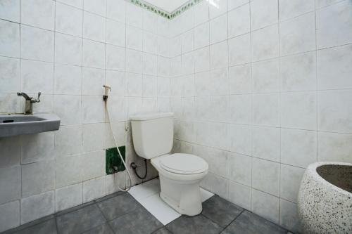 a bathroom with a toilet and a sink at Hotel O Bungurasih Near Juanda International Airport Formerly Griya Waru Hotel in Sidoarjo