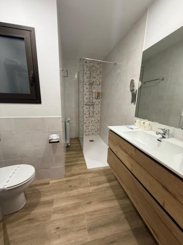 Un baño de Aston Hotel
