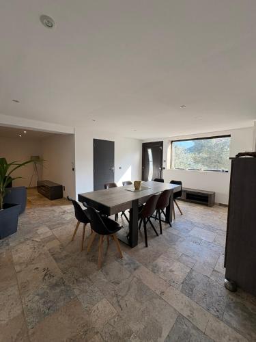 une salle à manger avec une table et des chaises en bois dans l'établissement Le Cassiopée, à Ensuès-la-Redonne