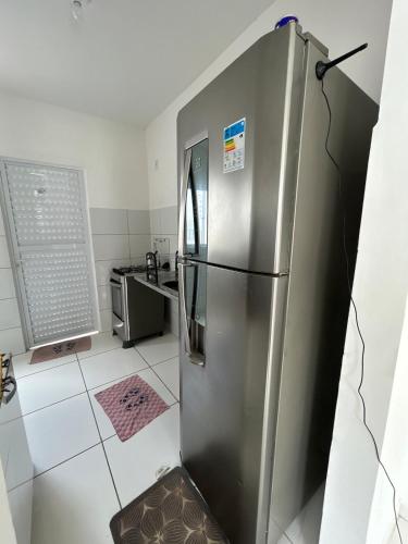 einem Kühlschrank aus Edelstahl in einer kleinen Küche in der Unterkunft House in Parnaíba Praia e Lazer in Parnaíba