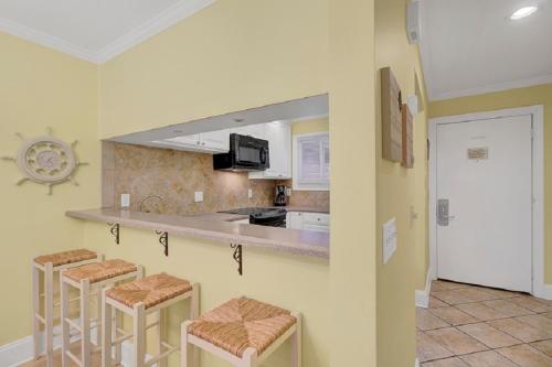 Kuchyň nebo kuchyňský kout v ubytování Mariners Walk 4C by Wild Dunes, Ocean View Condo