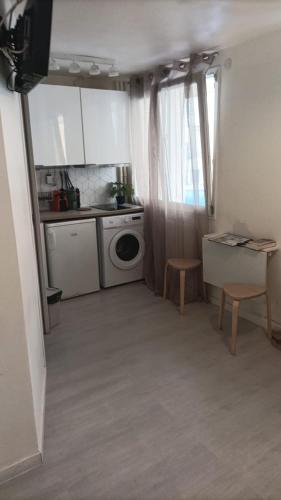 Il comprend une cuisine équipée d'un lave-linge et d'une cuisinière. dans l'établissement Le Paul B - Yellow, à Lyon