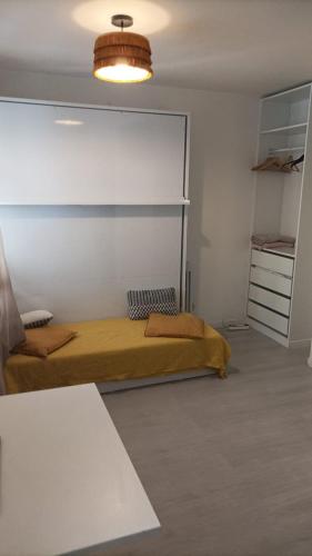 Cette chambre comprend un lit et une commode. dans l'établissement Le Paul B - Yellow, à Lyon