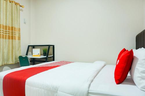 Hotel O Kedaton Near Rumah Sakit Advent Bandar Lampung Formerly Hotel Plain C Lakeにあるベッド
