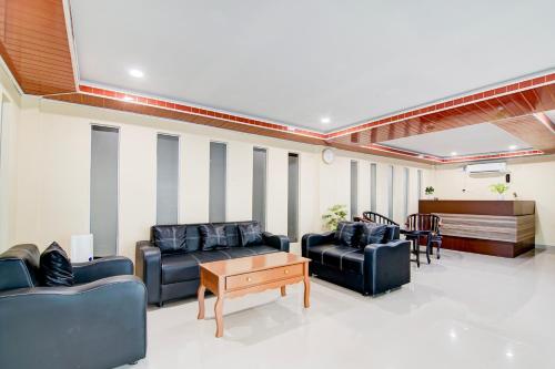 a living room with two couches and a piano at Collection O Pusat Kota Pekanbaru Near Rumah Sakit Prima Formerly King's Homestay in Pekanbaru