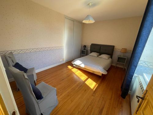 une chambre avec un lit, une table et des chaises dans l'établissement Charmante maison de campagne à Bren, à Bren