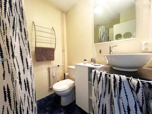 une salle de bain avec des toilettes blanches et un lavabo dans l'établissement Le Pont Neuf, à Annecy