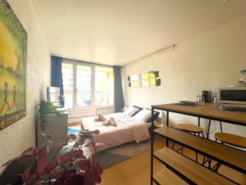 une petite pièce avec un lit et une fenêtre dans l'établissement Le Pont Neuf, à Annecy