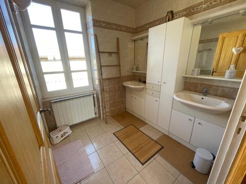 une salle de bain avec un lavabo et un miroir dans l'établissement Charmante maison de campagne à Bren, à Bren